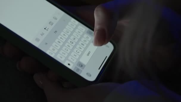 Mensagem Texto Com Telefone Celular Mulher Sms Sms Com Smartphone — Vídeo de Stock