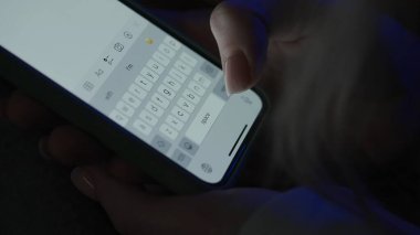 Akıllı telefonlu bir mesaj. Telefonla mesaj atan bir adam. Dijital anlık mesajlaşma sohbeti. Makro, klavyeyi ve parmak yazmayı kapat. Kız arkadaşınla ya da arkadaşınla konuş