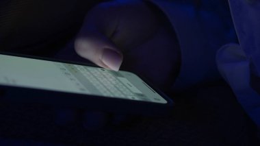 Cep telefonlu mesaj. Akıllı telefondan mesaj atan bir kadın. Yayın balığı ya da dijital dolandırıcılık. Mesajlaşma sohbetinde ekran klavyesi. Makro parmak yazmayı kapat