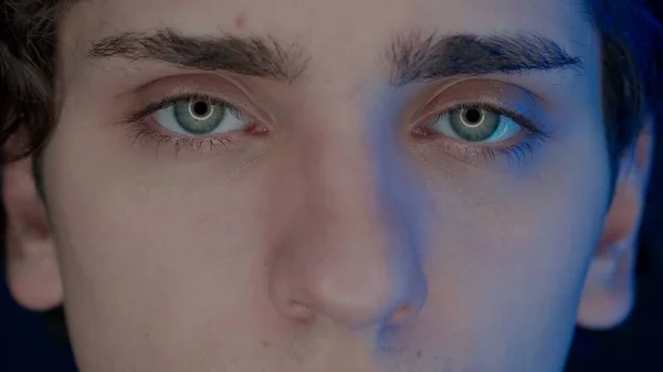 若い男の目が近づいている スマートフォンからのブルーライト コンピュータ画面が大人の目に反映されます ガジェット虐待の概念 — ストック写真