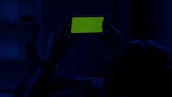 Man Ligger Soffan Natten Och Håller Horisontellt Smartphone Med Grön — Stockfoto