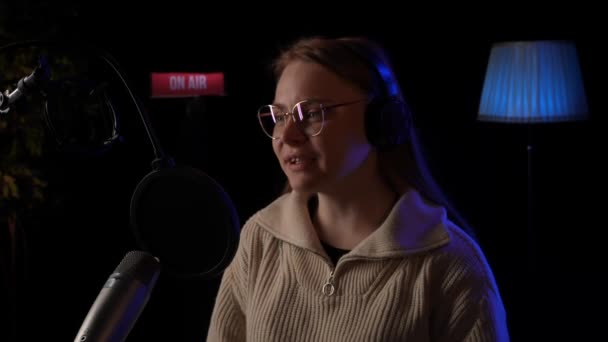 Belle Jeune Fille Parle Dans Microphone Disques Podcast Émission Nouvelles — Video
