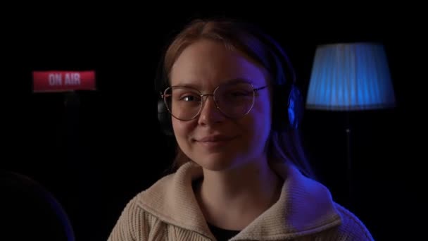 Güzel Genç Bayan Mikrofona Konuşuyor Podcast Kaydediyor Radyo Için Gece — Stok video