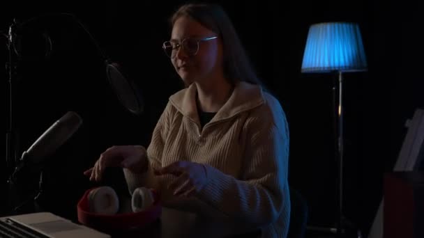 Güzel Genç Bayan Mikrofona Konuşuyor Podcast Kaydediyor Radyo Için Gece — Stok video