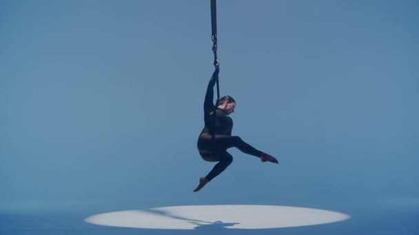 Rytmická Gymnastika Dívka Provádí Špínu Jedné Ruce Vzduchu Kovové Rotující — Stock video