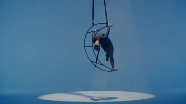Rytmiczna Gimnastyczka Wykonuje Szumowiny Jednym Ramieniu Powietrzu Metalowej Obracającej Się — Wideo stockowe