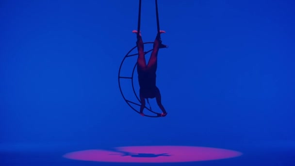 Ритмічна Дівчина Гімнастики Виконує Оману Одній Руці Повітрі Металевому Обертовому — стокове відео