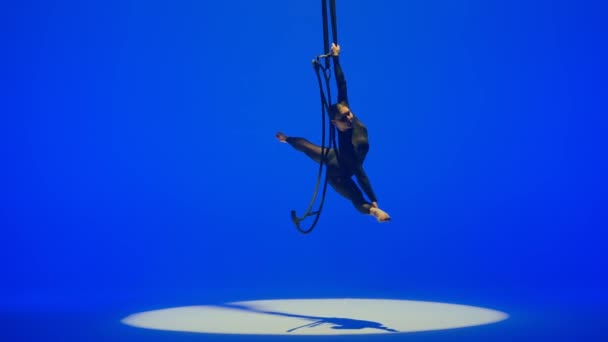 Девушка Художественной Гимнастики Выполняет Отбросы Одной Руке Воздухе Металлической Вращающейся — стоковое видео