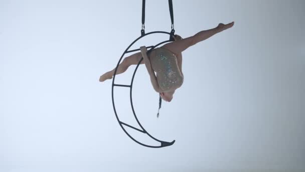 Rytmické Gymnastika Dívka Provádí Špínu Jedné Ruce Vzduchu Kovové Rotující — Stock video