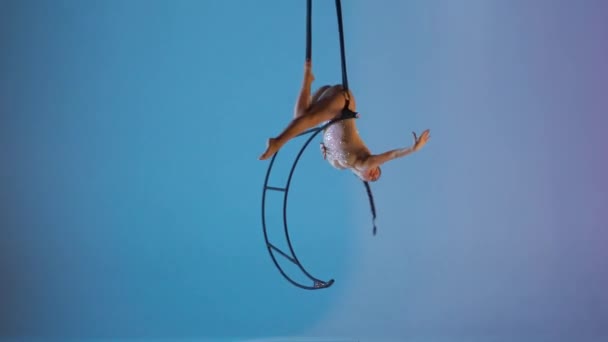 Ритмічна Гімнастика Дівчина Виконує Омари Одній Руці Повітрі Металевому Обертовому — стокове відео