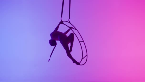 Rytmická Gymnastika Dívka Provádí Špínu Jedné Ruce Vzduchu Kovové Rotující — Stock video