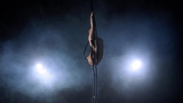 Rytmiczna Gimnastyczka Wykonuje Szumowiny Jednym Ramieniu Powietrzu Metalowej Obracającej Się — Wideo stockowe