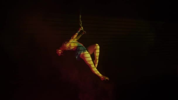 Ritmische Gymnastiek Meisje Voert Het Uitschot Een Arm Lucht Een — Stockvideo