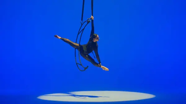 Девушка Художественной Гимнастики Выполняет Отбросы Одной Руке Воздухе Металлической Вращающейся — стоковое фото