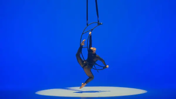 Rhythmic Gymnastics Girl Performs Scum One Arm Air Metal Rotating — Stock Photo, Image