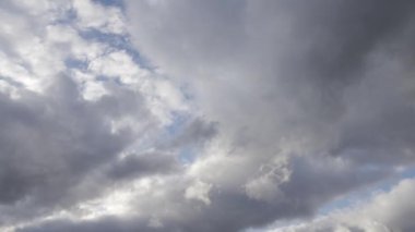 Fırtına Bulutları Zaman Çizelgesi. Kara bulutlar fırtınadan önce güneşi engeller. HDR BT2020 HLG Malzemesi