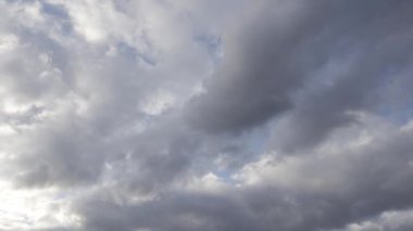 Fırtına Bulutları Zaman Çizelgesi. Kara bulutlar fırtınadan önce güneşi engeller. HDR BT2020 HLG Malzemesi