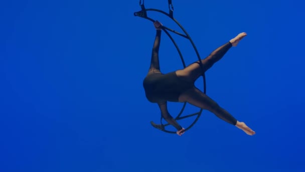在金属旋转结构的月亮上 体操女子在空中一只胳膊上表演人渣 — 图库视频影像