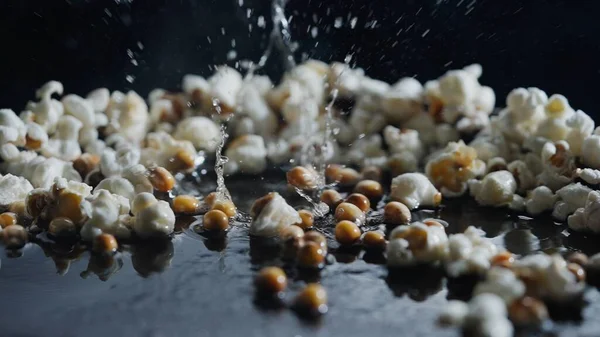 Popcorn Poppen Zwarte Achtergrond Schieten Met Hoge Snelheid Camera — Stockfoto