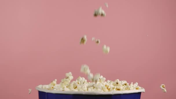 Lassú Motion Popcorn Falling Bag Rózsaszín Háttér — Stock videók