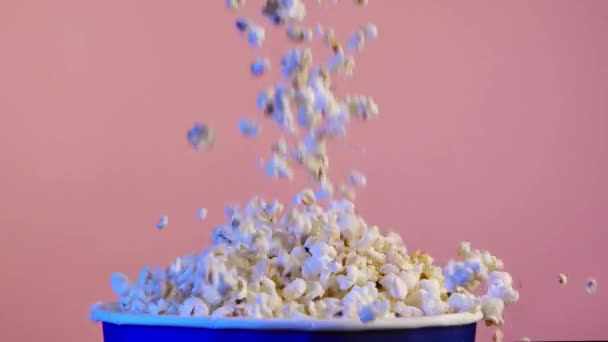 Lambat Motion Popcorn Falling Bag Latar Belakang Pink — Stok Video