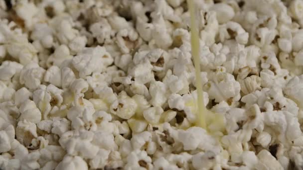 Häll Kola Över Vit Popcorn Slow Motion Makroskott — Stockvideo