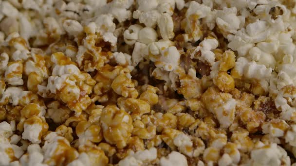 Karamellát Öntök Fehér Popcornra Lassú Mozgás Makrofelvétel — Stock videók
