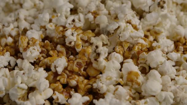 Nalít Karamel Bílý Popcorn Pomalý Pohyb Makro Snímek — Stock video