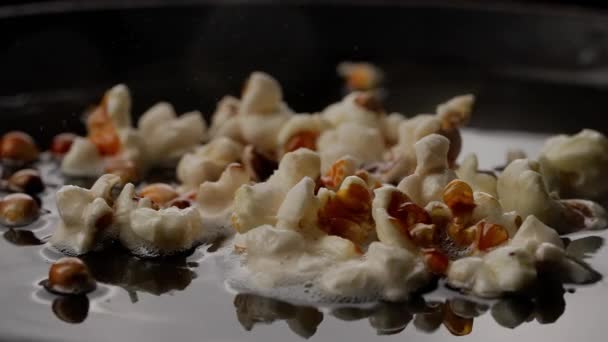 Popcorn Μαγειρεύεται Ένα Τηγάνι Ηλιέλαιο Μαύρο Φόντο Γυρίσματα Κάμερα Υψηλής — Αρχείο Βίντεο