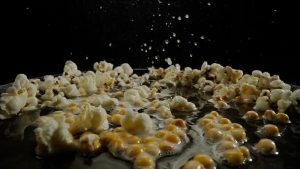 Popcorn Wird Einer Pfanne Mit Sonnenblumenöl Auf Schwarzem Hintergrund Mit — Stockvideo