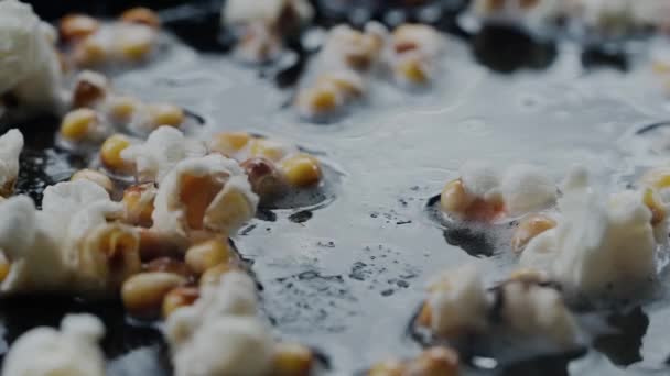Popcorn Wordt Gekookt Een Koekenpan Met Zonnebloemolie Zwarte Achtergrond Schieten — Stockvideo