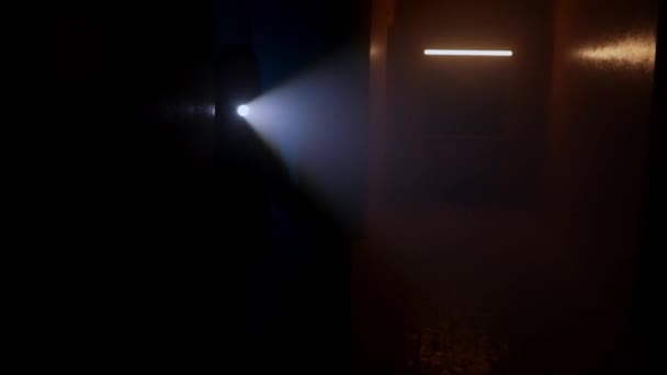 Žena Baterkou Kráčí Temnou Chodbou — Stock video