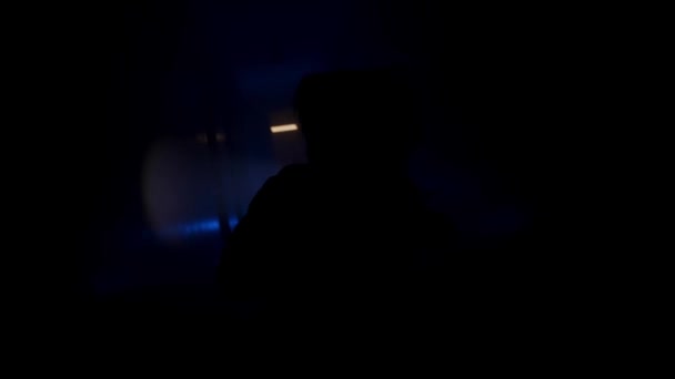 暗い廊下に懐中電灯が走っている女性 — ストック動画