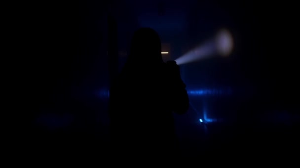 Mulher Com Uma Lanterna Caminha Longo Corredor Escuro Visão Traseira — Vídeo de Stock