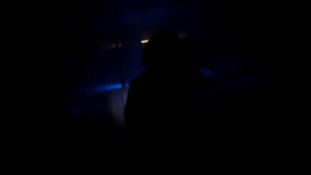 暗い廊下に懐中電灯が走っている女性 — ストック動画