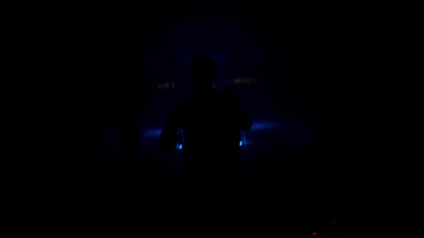 暗い廊下に懐中電灯を持った男 — ストック動画