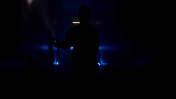 Homem Com Uma Lanterna Corre Longo Corredor Escuro — Vídeo de Stock