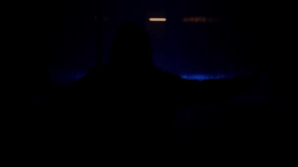 Femme Avec Ses Mains Levées Faufile Dans Couloir Sombre — Video