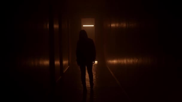 Mujer Silueta Camina Largo Pasillo Oscuro Luz Naranja — Vídeos de Stock