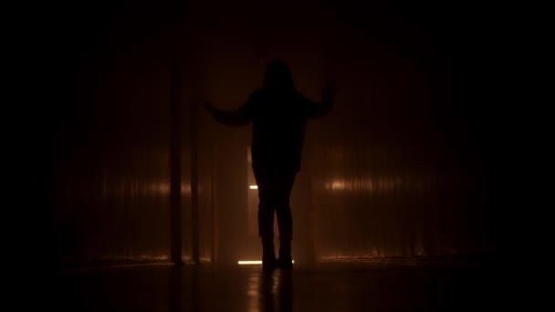 Silhouette Femme Marche Long Couloir Sombre Lumière Orange — Video
