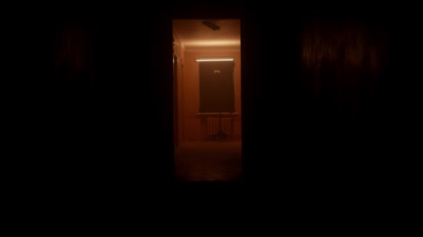 シルエットマンは暗い廊下を走っている オレンジライト — ストック動画