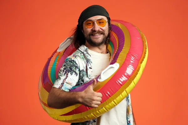 Summer Mood Man Inflatable Circle Showing Thumbs Man Sunglasses Studio — Stock Photo, Image