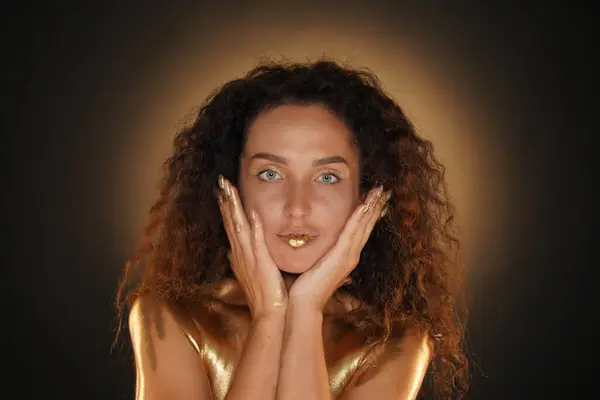 Güzellik Cazibe Yaratıcı Reklam Konsepti Stüdyoda Kadın Modelin Portresi Çekici — Stok fotoğraf