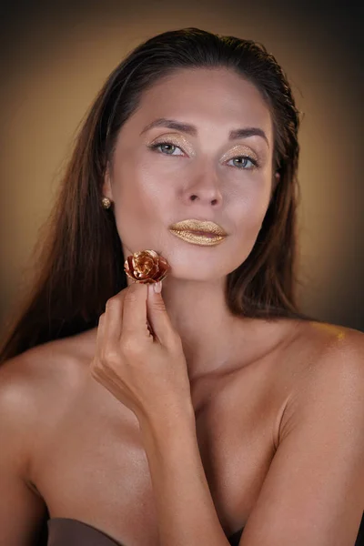Skönhet Och Mode Kreativ Reklam Koncept Porträtt Brunett Kvinnlig Modell — Stockfoto