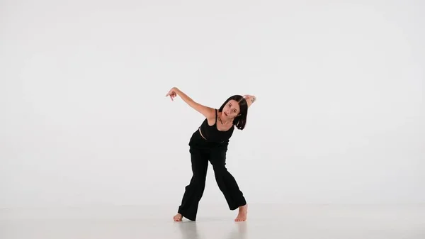 Quadro Fundo Branco Uma Rapariga Jovem Bonita Dança Demonstra Movimentos — Fotografia de Stock