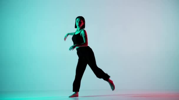 Het Frame Een Blauwe Lichte Achtergrond Danst Jong Mooi Meisje — Stockvideo