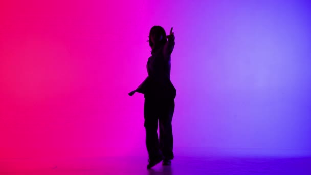 Quadro Fundo Roxo Rosa Gradiente Silhueta Dança Uma Rapariga Magra — Vídeo de Stock