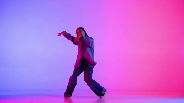 Keret Lila Rózsaszín Gradiens Háttér Vékony Gyönyörű Lányokat Táncol Mutatja — Stock videók