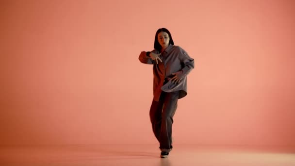 Зображенні Помаранчевому Світлому Тлі Танцює Молода Красива Дівчина Демонструє Танцювальні — стокове відео