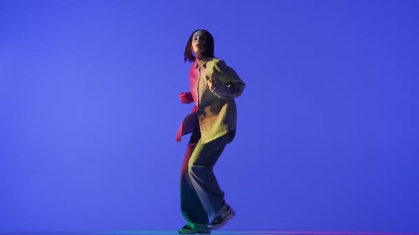 Obrázku Modrém Světlém Pozadí Tancuje Mladá Krásná Dívka Předvádí Taneční — Stock video